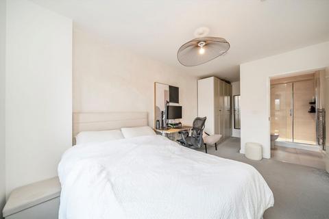 3 bedroom maisonette to rent, Lakeside Drive, London NW10