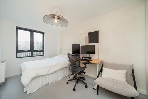 3 bedroom maisonette to rent, Lakeside Drive, London NW10