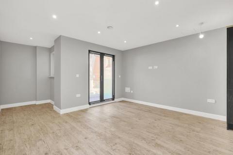 2 bedroom apartment to rent, Queens Road, Weybridge, Surrey, KT13