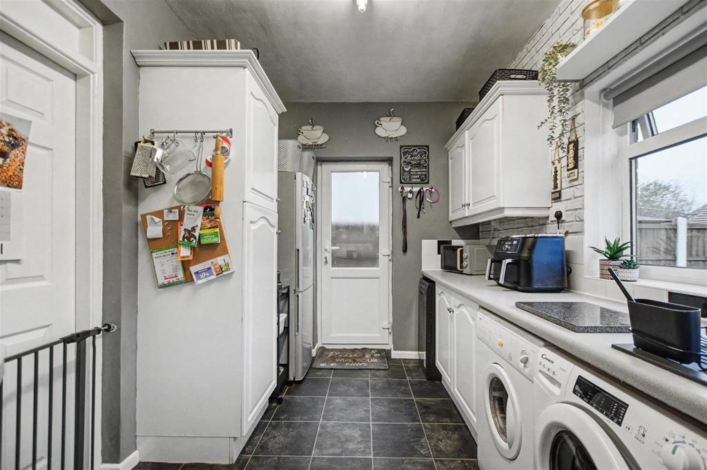 Kitchen 2.jpeg