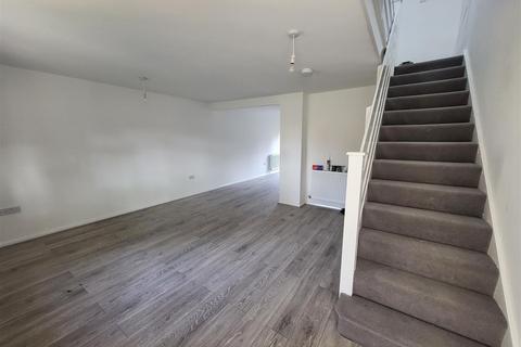 3 bedroom terraced house to rent, Taswell Road, Rainham