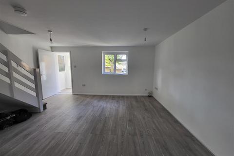 3 bedroom terraced house to rent, Taswell Road, Rainham