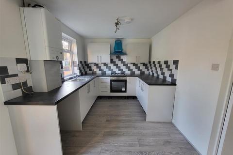 3 bedroom terraced house to rent, Taswell Road, Rainham