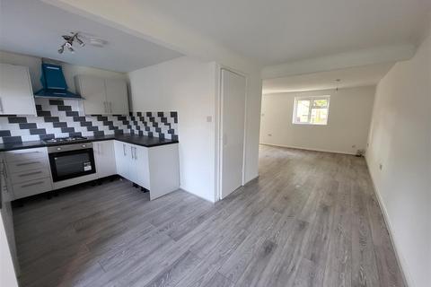 3 bedroom terraced house to rent, Taswell Road, Rainham