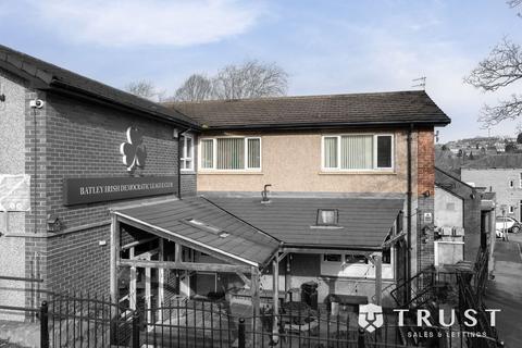 3 bedroom flat to rent, Batley Irish Democratic League Club, Flat 1