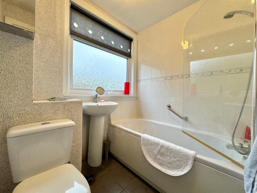 Munnoch Crescent  bathroom 2
