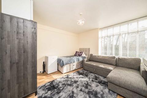 Studio to rent, Churchill Gardens, London SW1V
