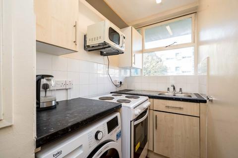 Studio to rent, Churchill Gardens, London SW1V