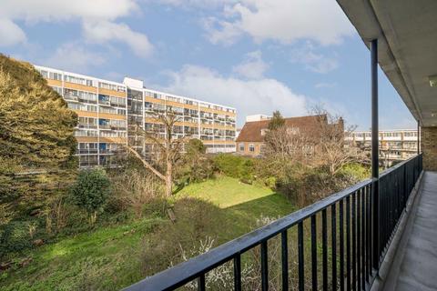Studio to rent, Churchill Gardens, London SW1V
