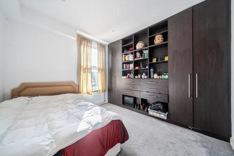 3 bedroom flat for sale, Smallwood Road, Tooting, London, SW17