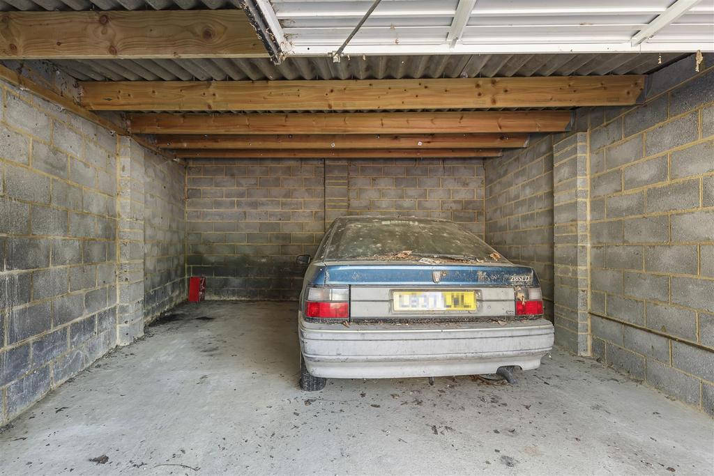 James anderson-garage 2  25 lytton grove   3 .JPG