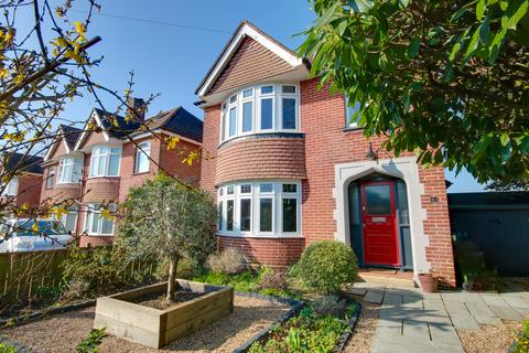 4 bedroom detached house for sale, GUIDE PRICE £400,000 - £425,000! SHOLING! NO CHAIN! STUNNING GARDEN!