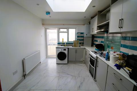 5 bedroom semi-detached house to rent, Princes Park Close, Hayes UB3