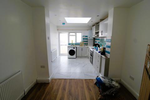 5 bedroom semi-detached house to rent, Princes Park Close, Hayes UB3