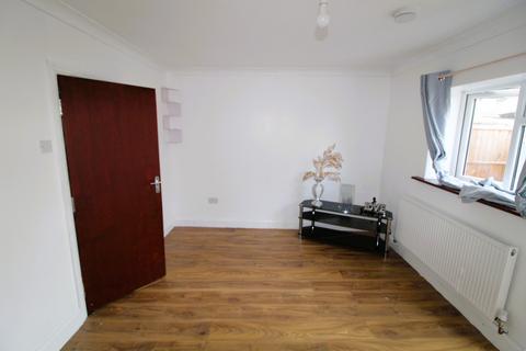 5 bedroom semi-detached house to rent, Princes Park Close, Hayes UB3