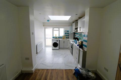 5 bedroom semi-detached house to rent, Princes Park Close, Hayes UB3