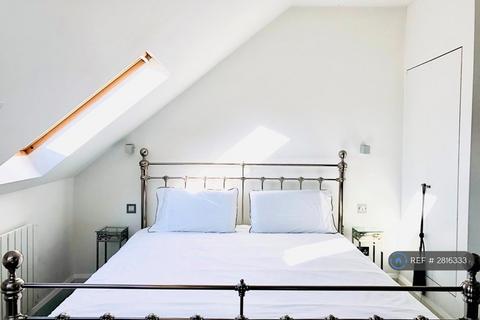 Studio to rent, Pavilion Terrace, London, W12