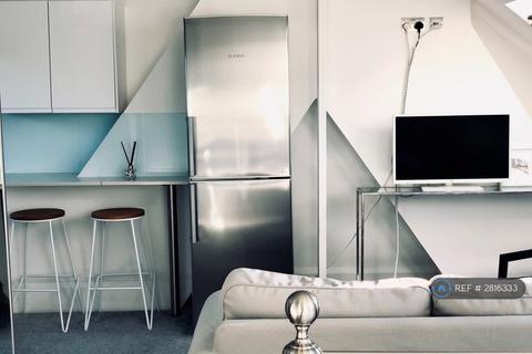Studio to rent, Pavilion Terrace, London, W12