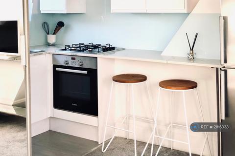 Studio to rent, Pavilion Terrace, London, W12
