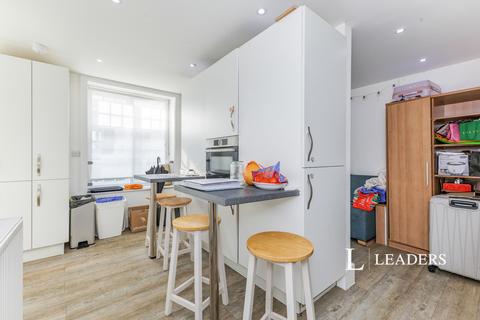 4 bedroom flat to rent, Bishops Hall, KT1