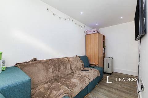 4 bedroom flat to rent, Bishops Hall, KT1