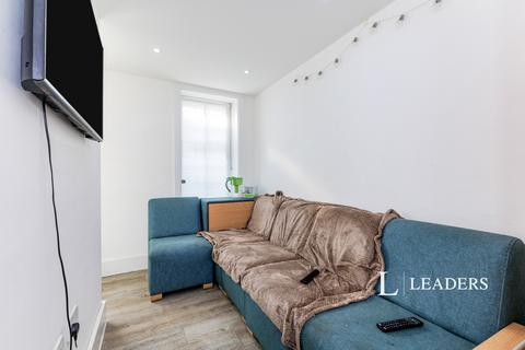 4 bedroom flat to rent, Bishops Hall, KT1