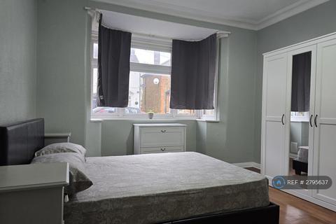 1 bedroom in a house share to rent, Camden Avenue, Feltham, TW13