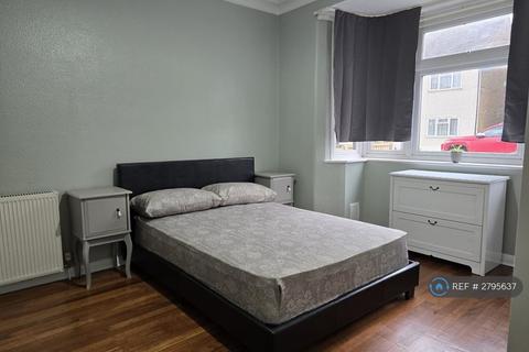 1 bedroom in a house share to rent, Camden Avenue, Feltham, TW13