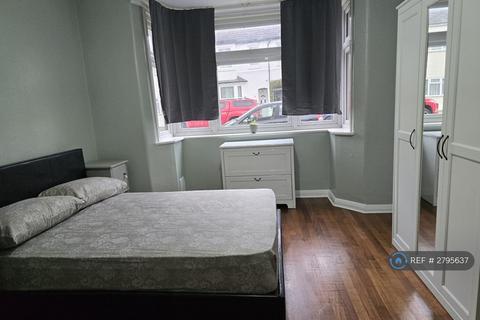 1 bedroom in a house share to rent, Camden Avenue, Feltham, TW13