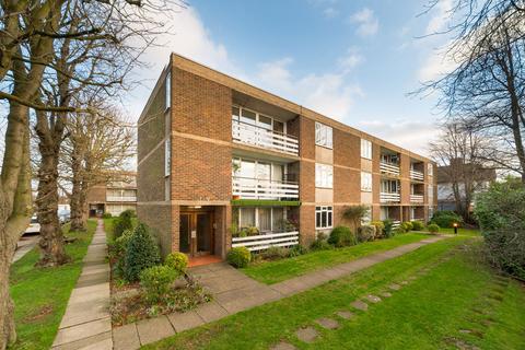 2 bedroom flat to rent, Charwood, London SW16