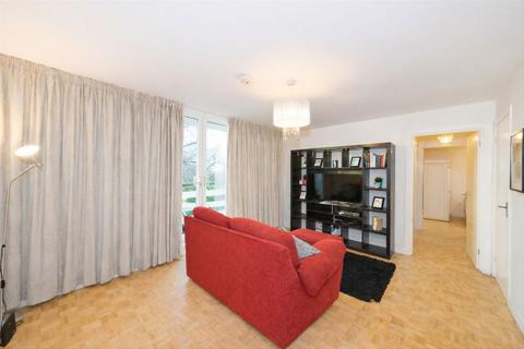 2 bedroom flat to rent, Charwood, London SW16
