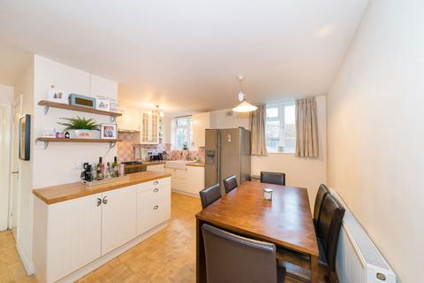 2 bedroom flat to rent, Charwood, London SW16