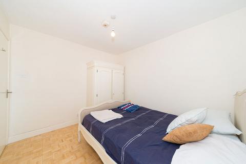 2 bedroom flat to rent, Charwood, London SW16