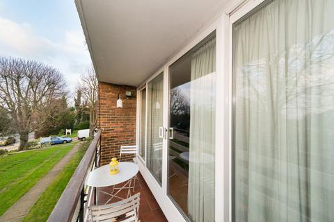 2 bedroom flat to rent, Charwood, London SW16