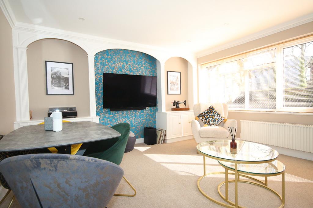Bright &amp; Spacious Living Room