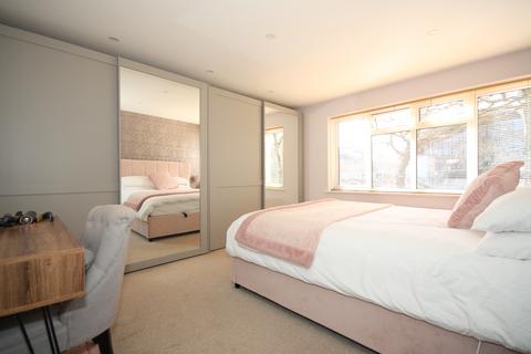 2 bedroom flat for sale, Brewery Road, Woking GU21