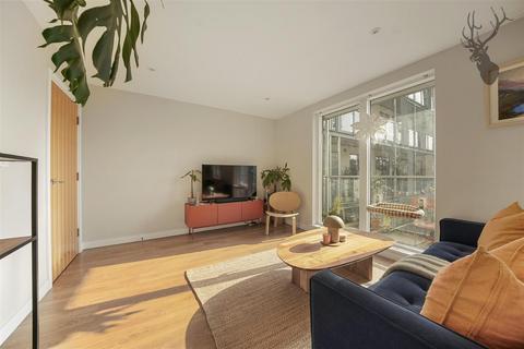 2 bedroom flat for sale, Seven Sea Gardens, London