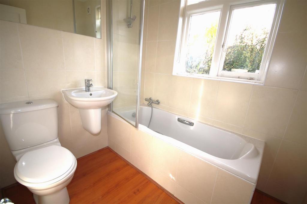 Family Bathroom a.JPG