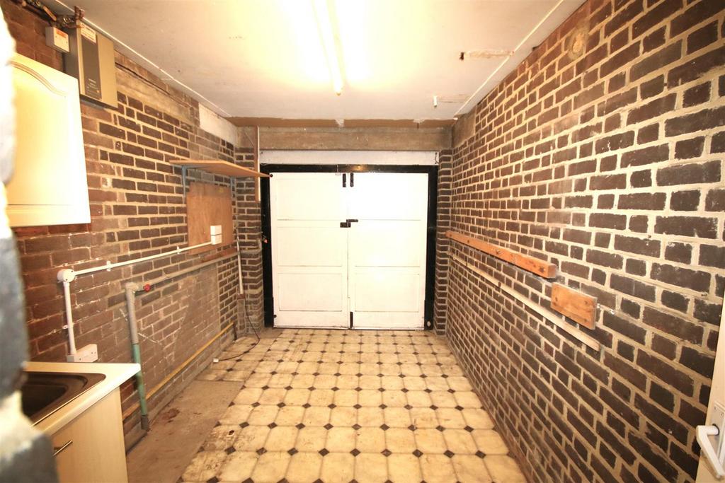 Garage a.JPG