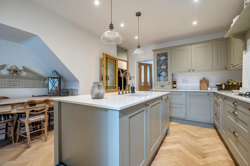 Kitchen 2.jpg
