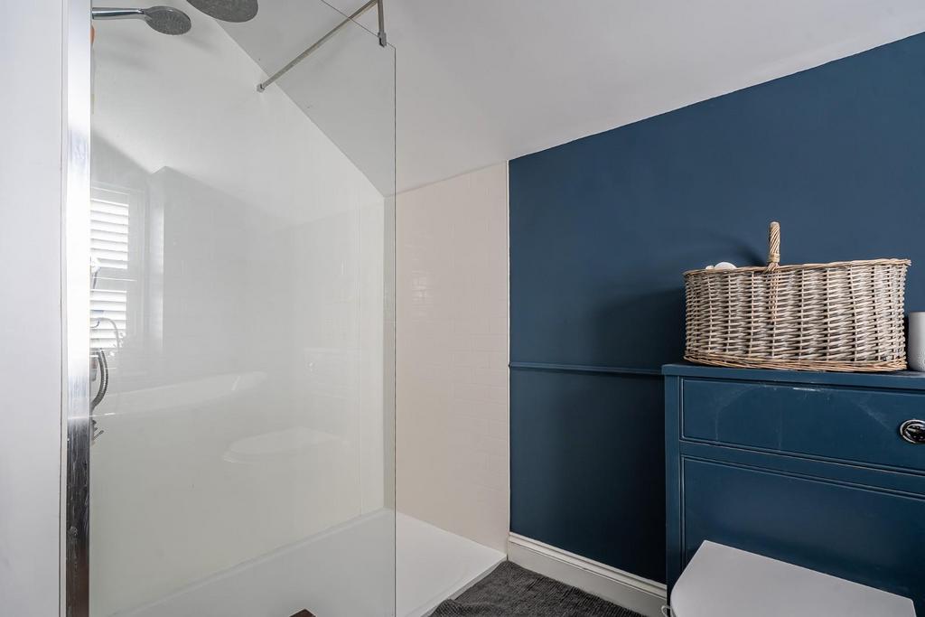 Bathroom 2.jpg