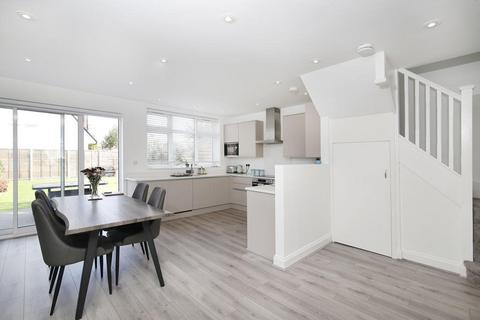 3 bedroom detached house to rent, Avery Hill, London SE9