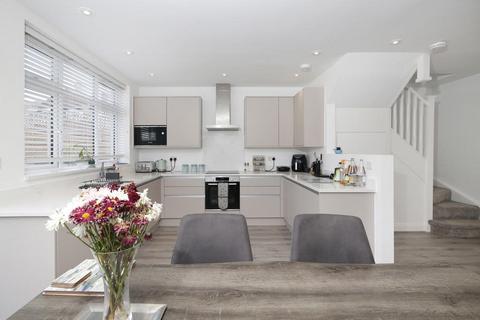 3 bedroom detached house to rent, Avery Hill, London SE9