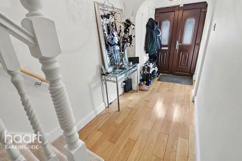 4 bedroom semi-detached house for sale, Tomswood Hill, Hainault