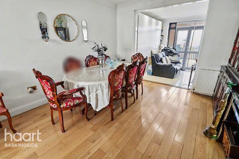4 bedroom semi-detached house for sale, Tomswood Hill, Hainault
