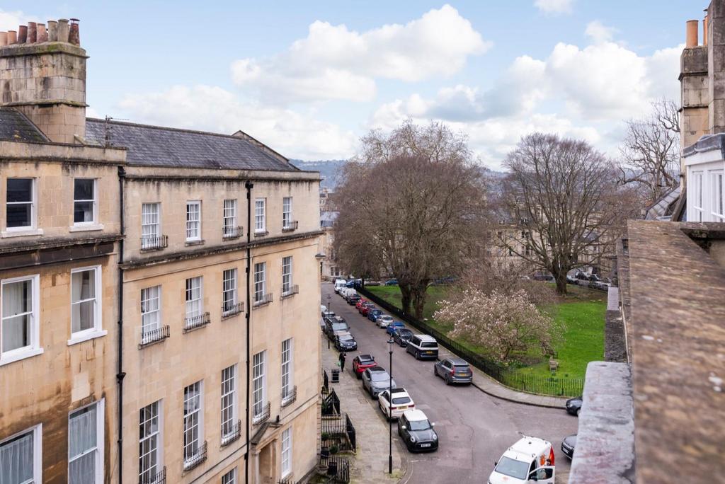 Top Floor Flat, 3 Bedford Street, Bath BA1 6 AD-10.
