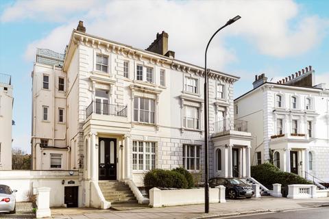 3 bedroom flat to rent, Buckland Crescent, London NW3
