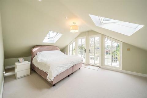3 bedroom detached house for sale, Willow Way, Sunbury-On-Thames TW16