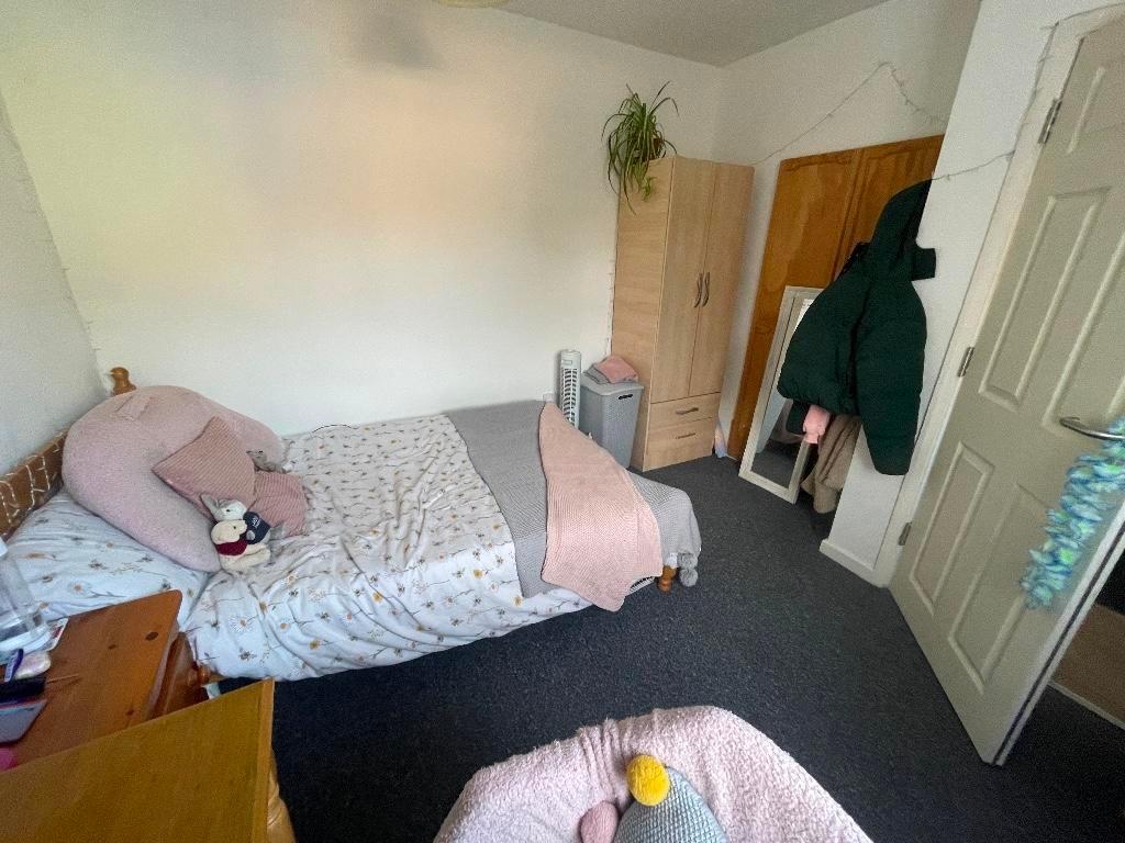 Bright, tidy single bedroom with a comfortable ...