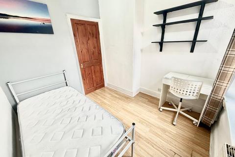 4 bedroom house share to rent, Landcross Road, MANCHESTER, M14